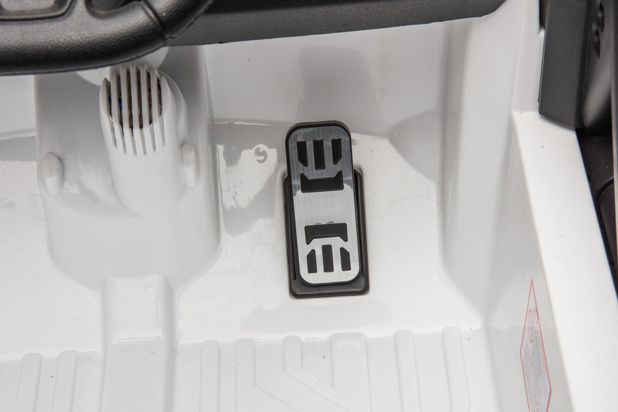 12V7A 30W*2 Four-Wheel Drive Seat One Button Start, Forward And Backward, High And Low Speed, Music, Front Light, Power Display, Two Doors Can Open, 2.4G R / C, Seat Belt Four Wheel Absorber