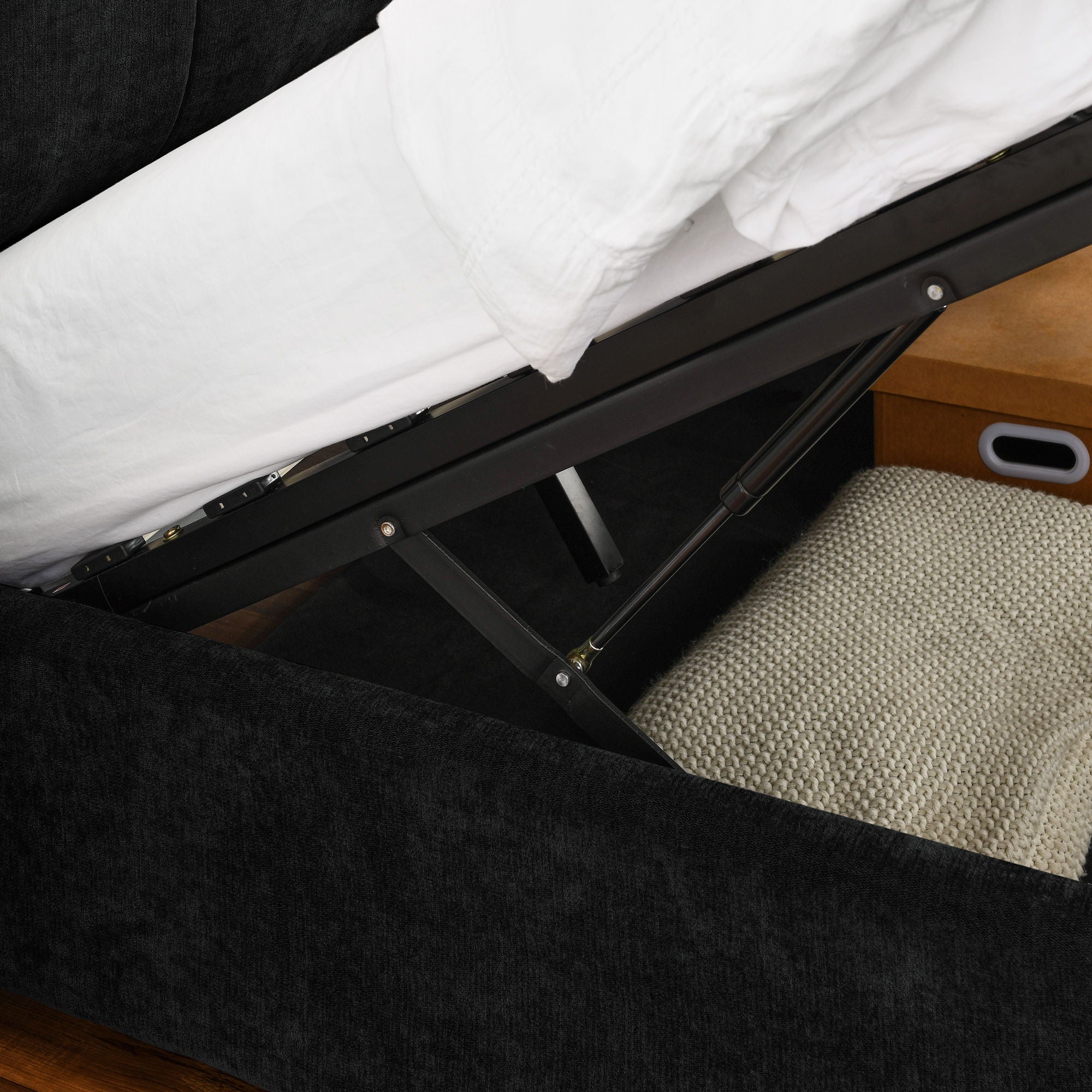 Storage Upholstered Hydraulic Platform Bed With Integrated Headboard