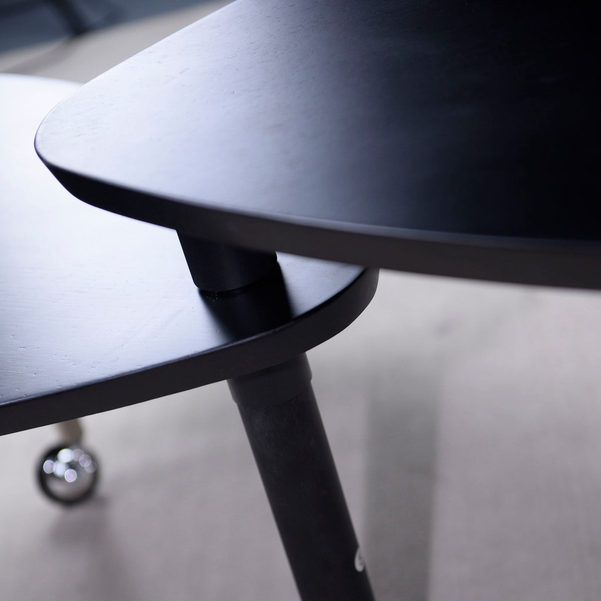 360 Degree Rotatable Coffee Table With Solid Legs