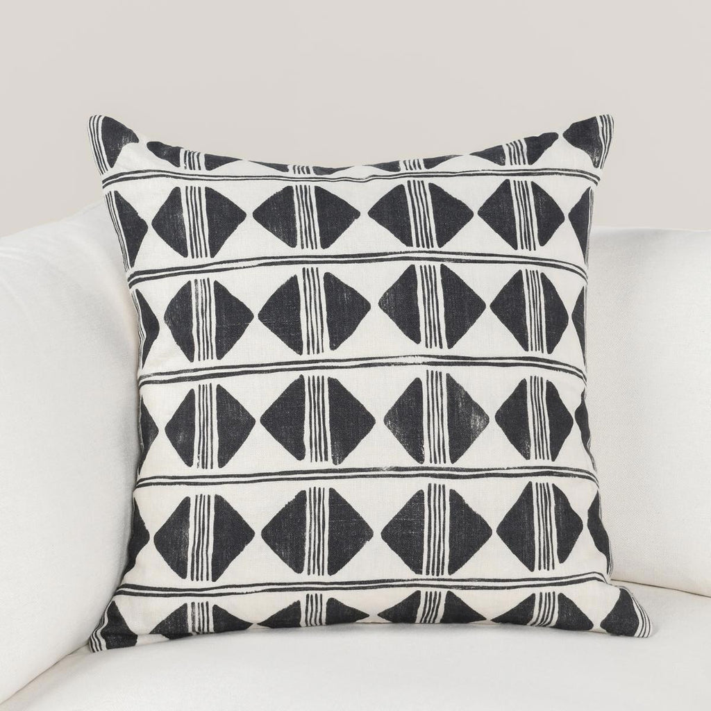 Nubia - 18" Round Pillow - Black / White