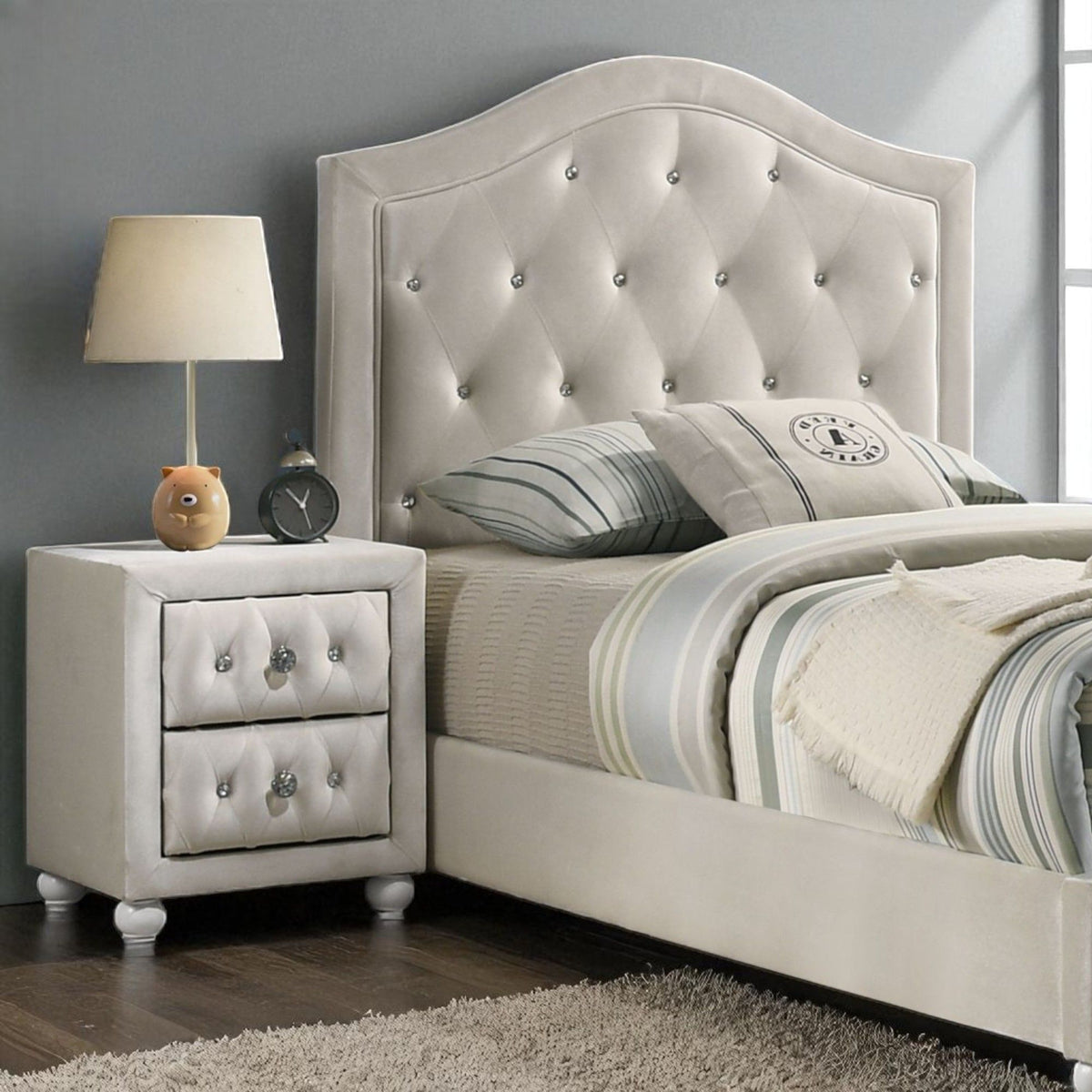 Reggie - Compact Nightstand